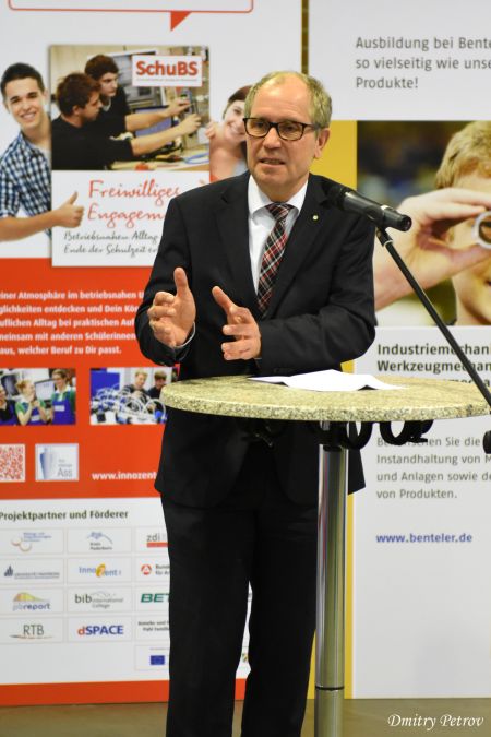 Landrat Manfred Müller übergab die Abschlusszertifikate an 65 SchuBs-Technik-Absolventen (Foto: © Dimitry Petrov))